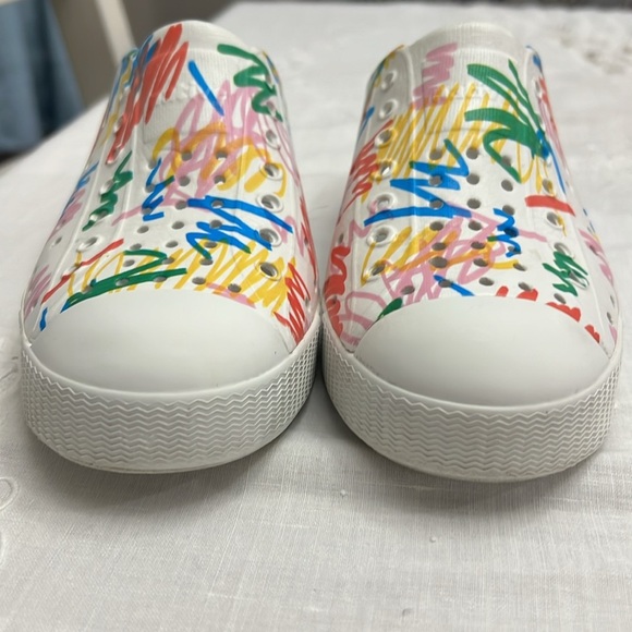 Native + Crayola Jefferson Scribble shoes size J1 - Picture 2 of 9